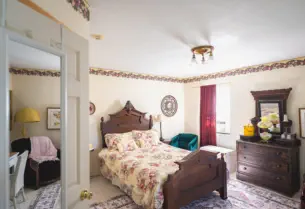 victorian themed room for rent