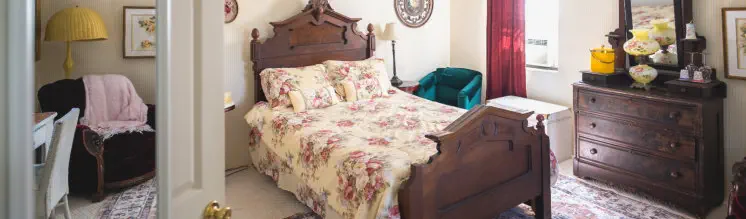 victorian themed room for rent